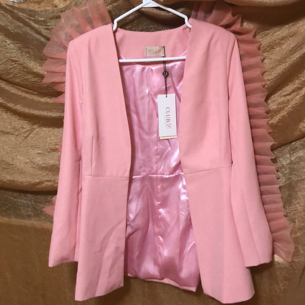 I’m selling this Gorgeous Pink blazer